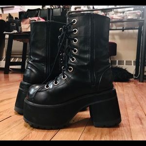 SOLD ! Demonia Ranger 301 Platform Boot